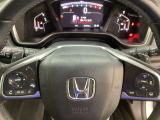 ハンドルにHondaセンシング系のクルーズコントロールやレーンキープアシストなどのスイッチと、オーディオの操作スイッチが装備されています。ハンドルから手を離さず安全に操作できます。