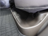 ◆リアシートアンダートレー◆濡れた傘や置靴などをすっきりとしまえる大型のトレー。取り外して、手軽にお手入れもできます。