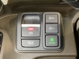 セレクトレバーの右に電子制御パーキングブレーキがあります。スイッチひとつで、停車した地点の傾斜などをシステムが検知・判断してブレーキ力を自動的に最適制御し、しっかり停車できるパーキングシステムです。