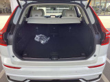 必要充分な広さのカーゴスペースは、フラットで荷物が積みやすくなっています。また、2分割式(60:40)のリアシートを倒せば、長尺物も楽々積んでいただけます。SUV車の便利さを実感するときですね。