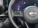 ハンドル左側には、アドバンスドドライブディスプレイ設定、ボリューム調整スイッチ