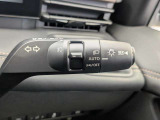 周囲の明るさに応じて自動でヘッドライトを点灯・消灯するオートライト機能を装備。トンネル進入時や夕暮れ時の安全運転をサポートします。フォグランプの操作もこのレバーで行え、悪天候時の視界を確保します。