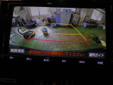 バックカメラの画像です。ガイドラインがスムースな車庫入れをサポートいたします。車庫入れの安心感がアップしますね。