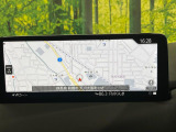 【10.25インチマツダコネクト】車内の雰囲気にマッチした大型ディスプレイ。スマホ接続でのナビ使用やBluetooth再生等、様々な機能が楽しめます。直感的なダイヤル操作が可能で、使い勝手も良好です。