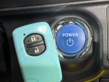 【スマートキー】カバンやポケットに入れたままでもドアの施錠・解錠が可能なスマートキーを装備。エンジンのオン・オフ時もカギを取り出す必要が無いからとっても便利です♪