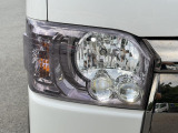【LEDヘッドライト】悪天候や夜間走行時も良好な視界を確保し安心して運転できる高輝度LEDヘッドライトを装備!点灯速度が早く、消費電力も抑えられています。