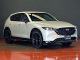 マツダCX-5のフロントマスクは、立体感のあるグリルと精悍なヘッドランプが上質な存在感を演出します。魂動デザインによる洗練された風格と力強さを兼ね備えた姿を、ぜひ店頭でお確かめください。