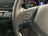 運転中、オーディオの操作をしてて、ハッとしたことはありませんか?ステアリングスイッチは、運転中でもハンドルでオーディオの操作が可能です。安全なドライブをサポートします。