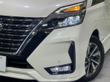 【LEDヘッドライト】悪天候や夜間走行時も良好な視界を確保し安心して運転できる高輝度LEDヘッドライトを装備!点灯速度が早く、消費電力も抑えられています。