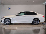 【拘りのFR】BMWが多く採用するFR車。ダイレクトでスポーティな加速感・シャープなハンドリングを実現。縦置きエンジンレイアウトにより、フラットで上質な乗り味です。