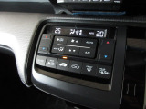 オートエアコンは左右席で独立温度コントロールが可能です。運転席はキンキンに冷やして助手席はマイルドにと言った設定が可能です。暑さ寒さでケンカすることもなくなりますね。