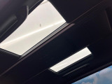 【左右独立ムーンルーフ】2列目左右席にそれぞれ配置されたガラスルーフ!日差しに合わせて片側だけシェードを閉めることも可能です!