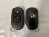 スマートキーを装備しています。鍵を差し込むことなくドアロックの開け閉めと、スタートボタン操作でのエンジンスタートができます。スペアキーも同じものを用意しております。