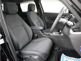 運転席のスペースはゆったりしていて、視界も広く確保されているので普段の運転からロングドライブまで快適です。