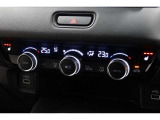 運転席と助手席の温度設定の変更が可能な左右独立タイプのデュアルエアコンです♪♪♪暑がりな人・寒がりな人も誰もが車内を快適にお過ごしいただけます♪♪♪
