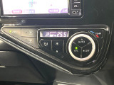 【オートエアコン】一度お好みの温度に設定すれば、車内の温度を検知し風量や温度を自動で調整。暑い&hellip;寒い&hellip;と何度もスイッチ操作をする必要はありません。快適な車内空間には必須の機能ですね♪