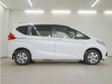 リアには左右スライドドアを採用。狭い駐車場でも開閉しやすく、強風の日でもドアが煽られにくくなっております。小さなお子さまやご年配の方も安心して乗り降りできます。