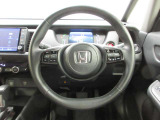 ハンドルの両側に操作ボタンが付いております。運転しながら操作ができるのでとっても便利!