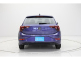 【リヤ】〔ダークティンテッドガラス〕付き。リヤのVWエンブレムは、バックカメラを内蔵しハッチバックを開け閉めする際の取っ手にもなります。