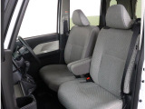 長時間の運転も疲れにくいフロントシート!体をしっかり支えてくれて運転がしやすい形状です!!