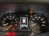 様々な車両情報を表示できるTFTマルチインフォメーションディスプレイを中央に配した視認性の高い大型2眼メーターです