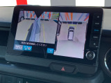 ■マルチビューカメラシステム■車両の前後と左右のドアミラーに計4台のカメラを搭載!上空から見下ろしたような視界などの数種類のビューをご用意し、ドライバーの死角を減らして運転負荷を軽減いたします