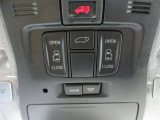 運転席・助手席両側で使いやすい、オーバーヘッドの両側パワースライドドア操作スイッチです。