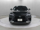 エクステリアは、一目でLEXUSとわかるスピンドルグリルを起点に、人が乗るキャビンの前後を大胆に絞り込んだ菱形のボディと力強く張り出したホイールフレアを融合させ、タイヤの存在を強調しています。