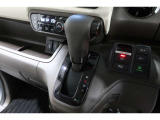 インパネシフトだから視線の移動も少なく足元もスッキリ♪運転席もゆったりしているのでゆとりを持ってドライブできますね!