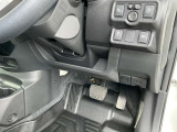 駐車ブレーキは手動式です