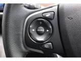 ハンドル左部分でオーディオ操作が可能。そのため、運転中でも目線をずらさずに安全運転♪