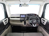 N-BOXの開放的な前方視界。視界広々で非常に運転しやすくロングドライブでも疲れを感じさせないすっきりとまとまったインパネ周りです。また、全ての装備が適正配置されていて操作性に優れています。