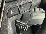 クルーズコントロール機能が付いています。 速度を設定するとアクセルを踏まなくても一定の速度で走ることができます。  高速道路ではとても便利な装置なんです。