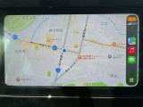 Apple CarPlayに対応のスマートフォンとUSBケーブルによる有線接続接続し、普段使っている地図アプリを画面で操作できます。