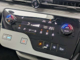 タッチパネルとダイヤルを組み合わせた、操作性の良いオートエアコンを装備。運転席・助手席独立で温度調整が可能です。シートヒーターやステアリングヒーターのスイッチも集約され、快適なドライブをサポートします