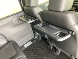 折りたたみ式のシートバックテーブルは限られた空間を有効活用。車内の家族時間をもっと快適に。休憩時のちょっとした小物置に使える、前席背面の格納式テーブルが付いています。