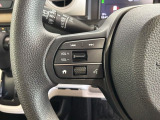 ステアリングにオーディオ操作スイッチが付いています。オーディオ画面に直接タッチしなくても操作が出来ますので、運転に集中できます。