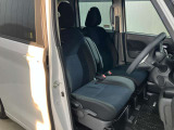 【運転席・助手席転席】運転席の足もともゆったりで長距離ドライブでも快適に★