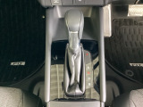 モーターとエンジンを使い分けて、3つのモードからシーンにベストなモードを自動で選択。街なかから高速道路までスムーズでパワフルな走り「エネルギーをどう使うか」を考え抜いたハイブリッドシステムです