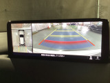 360度モニターは、4つのカメラによる前後左右・俯瞰映像でドライバーからは見えない領域の危険認知をサポート!全周囲の死角を減らし、狭い駐車場や幅寄せ、T字路の進入などの運転の安心感を高めますッ!