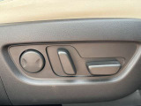 運転席は10Wayの電動シートになっています。ドライバーの体格に合わせたドライビングポジションを設定出来ます。また、2人分のポジションをメモリー出来るのでいつでも自分のポジションに戻せます♪