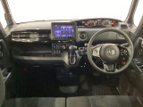車内は光触媒抗菌消臭施工済です。スタイリッシュなデザインでスポーティなインパネ周りを演出します。グローブボックスやカップホルダーのほかにトレーなどたくさんの収納スペースが付いています。