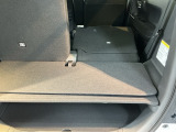 【ビッグラゲッジモード】後席を倒せばさらに広くフラットな空間に。荷室だけでは積みきれない大きな荷物にも対応できます。下段スペースも同時に使えるので、上段との積み分けも可能です。
