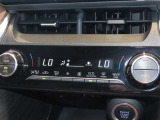 左右独立温度コントロールフルオートエアコンです。運転席、助手席それぞれで独立して温度設定ができます。冷え性の方が乗っても安心ですね♪