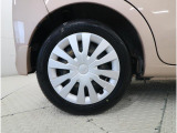 14インチのフルホイールキャップと155/65R14タイヤを装着しています。