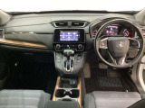 車内は光触媒抗菌消臭施工済です。スタイリッシュなデザインでスポーティなインパネ周りを演出します。グローブボックスやカップホルダーのほかにトレーなどたくさんの収納スペースが付いています。