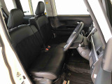 運転席の座面高さを調整できるシートリフターが付いています。フロントシートはベンチシートを採用で、座面も広く使い勝手もいいですよ♪