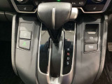 CVT車のセレクトレバーです。低速から高速まで、変速ショックのないスムーズな走りと、エンジン効率のよい領域を維持して燃費にも貢献します。サイドブレーキはスイッチ操作の電子制御パーキングブレーキです。