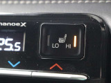 快適温熱シート(運転席・助手席)が装備されています。長時間座っていると負担のかかりやすい肩や腰、寒い日に冷えやすい脚部に快適なぬくもりを伝えます。HI-LOのモード切替スイッチ付です。