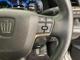 前方の車との車間を設定し、スピードを上げたり緩めたりを自動で行ってくれる追尾式の「レーダークルーズ」。上級装備の一つです!高級車にしかつかない嬉しい機能です。